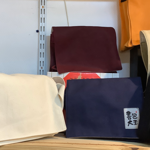 Cartables en toile inspirés des écoliers taïwanais, disponibles en plusieurs coloris sobres