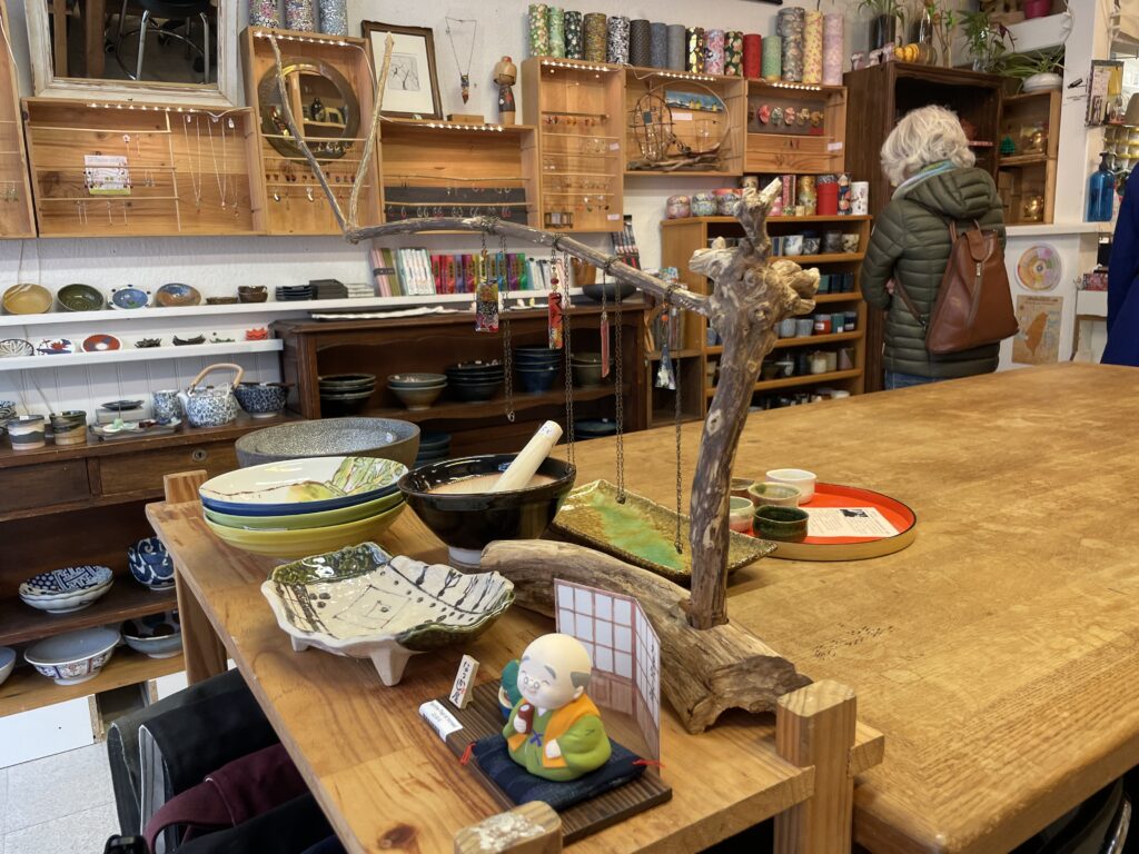 Vue de l’intérieur de la boutique Le Temps Cerise à Poitiers avec vaisselle japonaise, objets décoratifs et rouleaux de papier artisanal