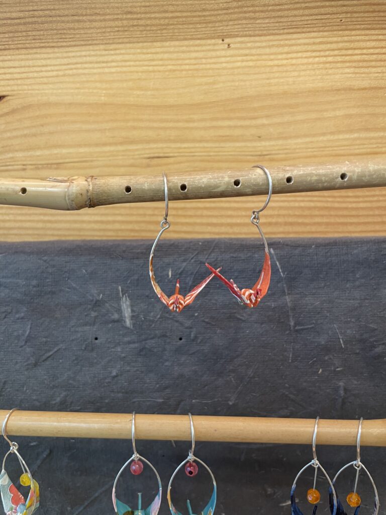 Boucles d’oreilles en papier japonais plié en forme de grue, suspendues à une tige de bambou