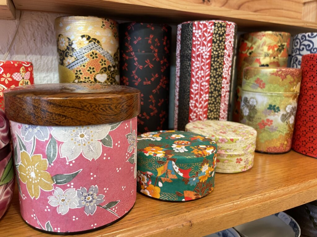 Boîtes à thé japonaises cylindriques décorées de motifs floraux et traditionnels