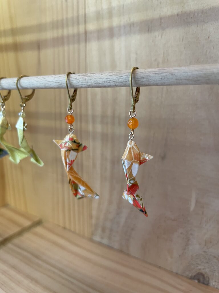 Boucles d’oreilles en papier japonais plié en forme de poissons, suspendues sur tige