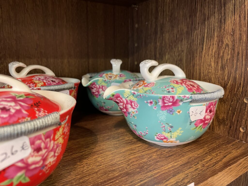 Théières asiatiques en porcelaine décorée de motifs fleuris, artisanat d’inspiration japonaise.