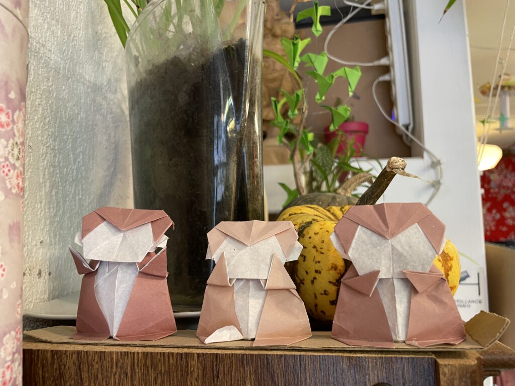 Figurines en origami représentant des animaux, décoration artisanale inspirée du Japon.