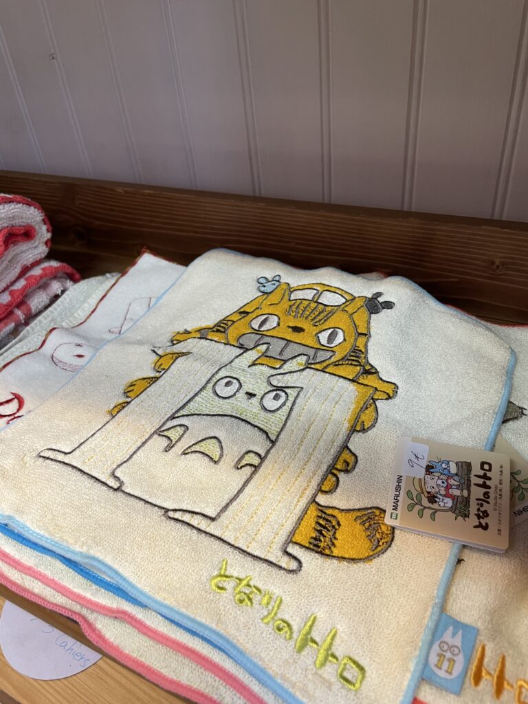 Serviettes japonaises brodées Totoro, objets kawaii disponibles au concept store Le Temps Cerise.