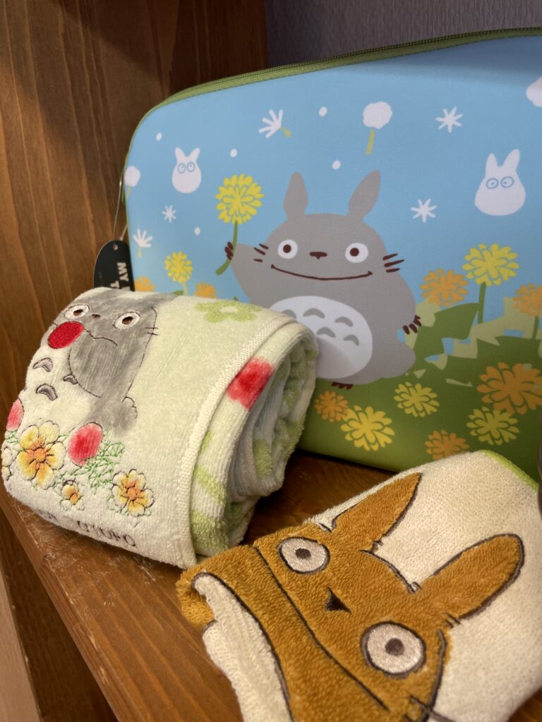 Serviettes japonaises à l’effigie de Totoro et d’un maneki-neko, objets kawaii