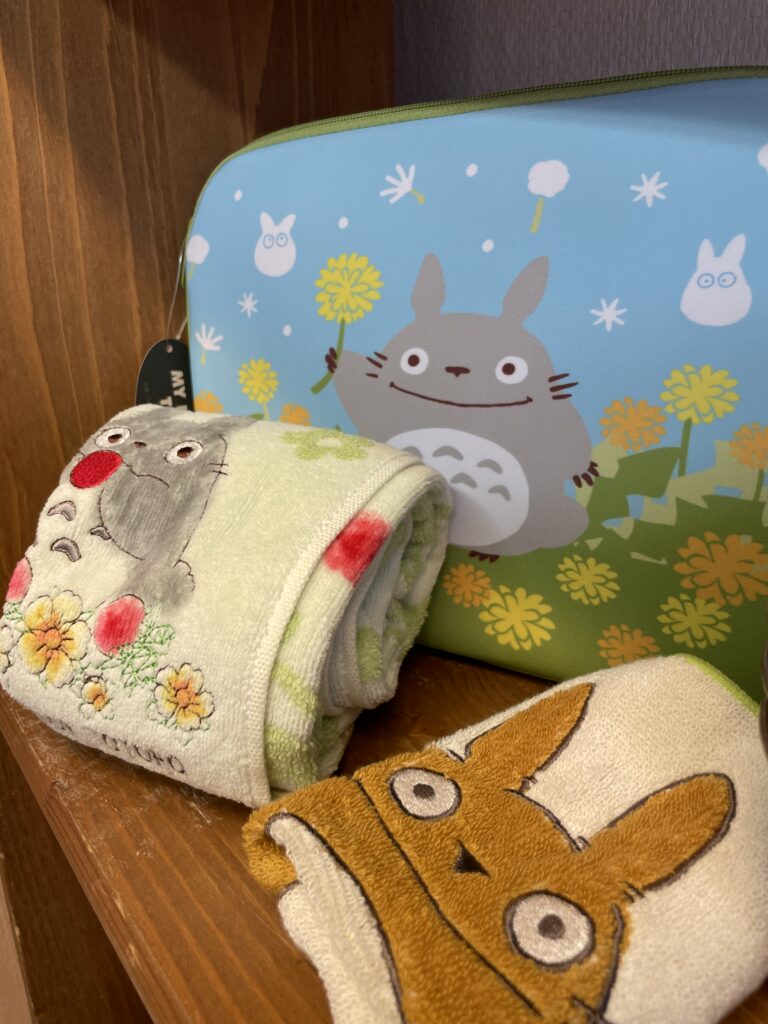 Trousse et petites serviettes brodées à l’effigie de Totoro, personnage emblématique du Studio Ghibli.
