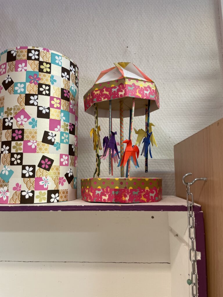 Mobile suspendu décoratif avec formes en origami coloré et structure circulaire