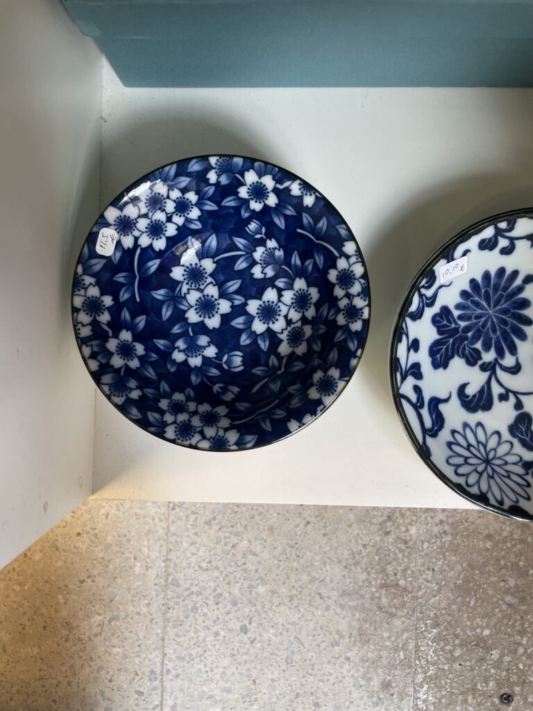 Assiettes japonaises en céramique décorées de motifs floraux bleus