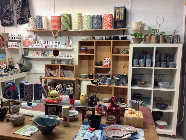 Rayon de la boutique Le Temps Cerise avec papeterie, vaisselle japonaise et objets d’art de vivre asiatique