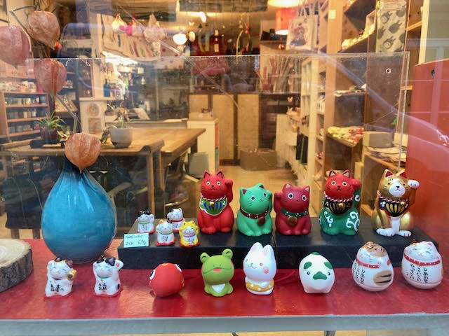 Vitrine avec presse-papiers en forme d’animaux colorés – objets décoratifs japonais à collectionner