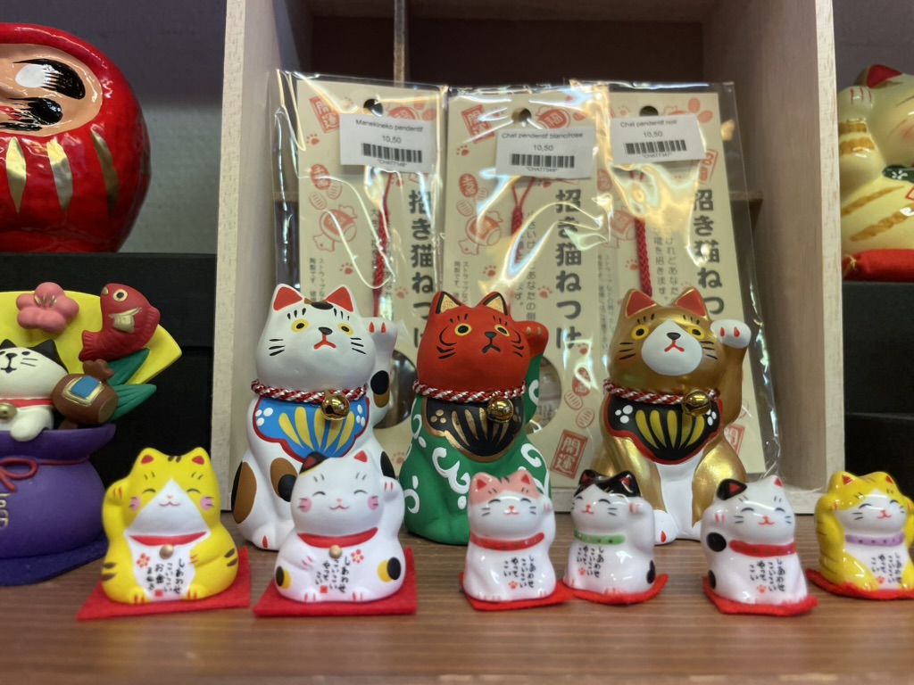 Petites statues maneki-neko colorées